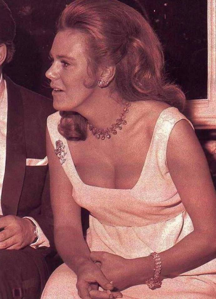 Dívčí jméno Camilly je Camilla Rosemary Shand. Prvním sňatkem se z ní stala Camilla Parker-Bowles.