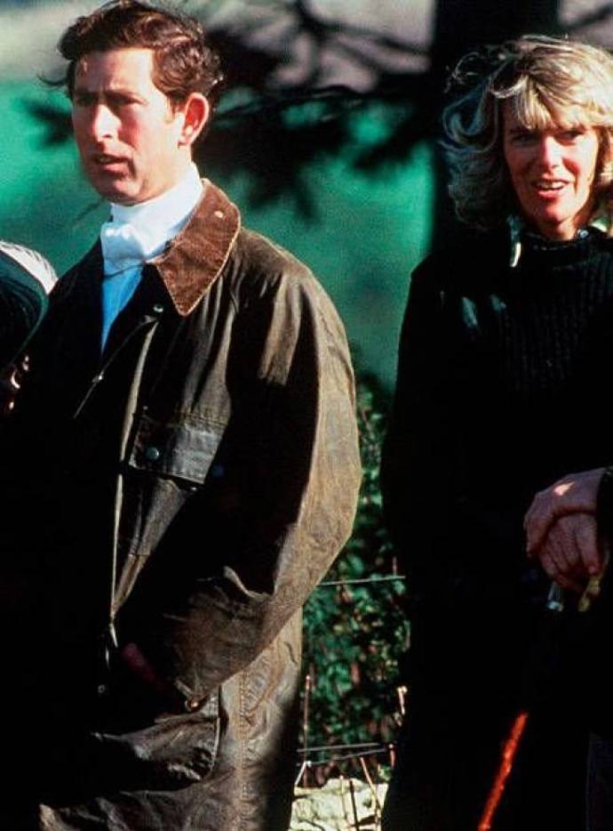 Ani Charles nemohl na Camillu zapomenout a i během odloučení i považoval za blízkou přítelkyni. 