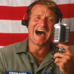 V Dobré ráno, Vietname měl rádiovou show a vše bylo zcela improvizované.