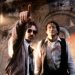 Když Steven Spielberg natáčel Schindlerův seznam, častokrát se režisér cítil na dně z toho všeho, co musel zobrazovat. Robin Williams mu tedy častokrát volal, Steven Spielberg dával telefon nahlas a komik říkal hercům a štábu vtipy, aby všechny čas od času rozveselil.