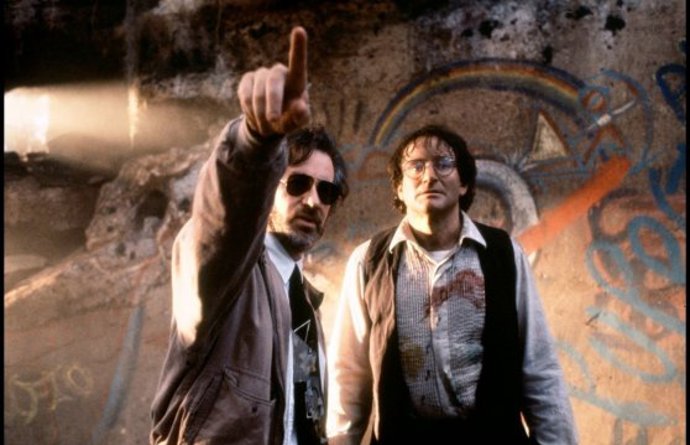 Když Steven Spielberg natáčel Schindlerův seznam, častokrát se režisér cítil na dně z toho všeho, co musel zobrazovat. Robin Williams mu tedy častokrát volal, Steven Spielberg dával telefon nahlas a komik říkal hercům a štábu vtipy, aby všechny čas od času rozveselil.