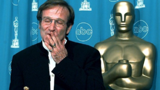 Poté, co dostal Oscara za film Dobrý Will Hunting, poslal malou repliku sošky Oscara herci Peerovi Augustinskimu, který ho daboval ve filmech v Německu. V dopise mu napsal: „Děkuji, že mě proslavujete v Německu!“