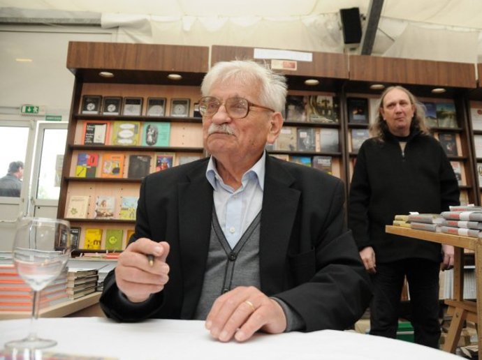 V roce 1967 byl za svůj projev na sjezdu svazu spisovatelů vyloučen ze strany.