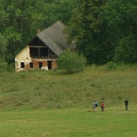 Statek stojí na rozlehlé samotě. Dnes je vyhořelý, rozpadá se a často se povaluje kolem mrtvá zvěř.