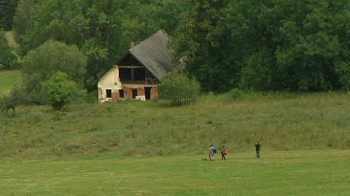 Statek stojí na rozlehlé samotě. Dnes je vyhořelý, rozpadá se a často se povaluje kolem mrtvá zvěř.