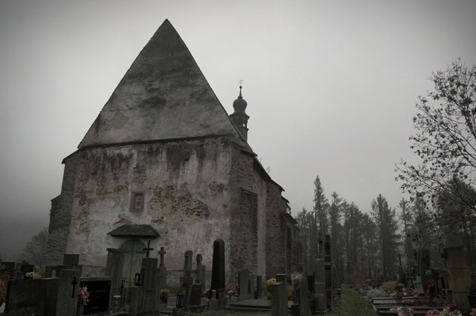 Ani ne 10 kilometrů od statku se nachází dalším tajuplné místo a to na hřbitově ve Velharticích.
