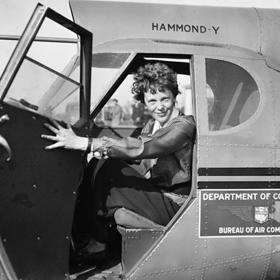 V roce 1930 překonala další rekord. Jako první žena totiž letěla letadlem rychlostí skoro 300 kilometrů za hodinu, což se předtím žádné ženě nepovedlo.