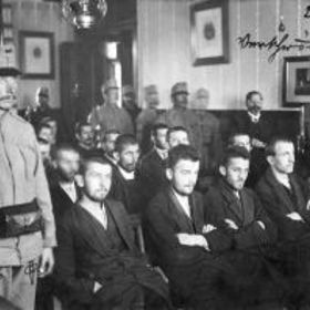 Proces s Principem se konal 5. prosince 1914. Útočník sedí v první řadě uprostřed.