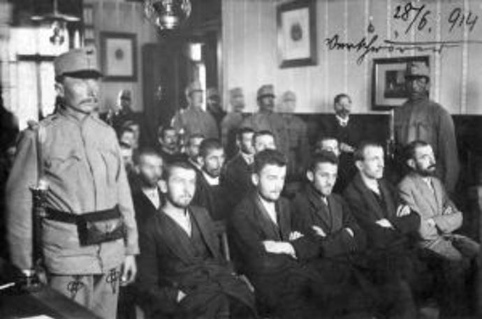 Proces s Principem se konal 5. prosince 1914. Útočník sedí v první řadě uprostřed.