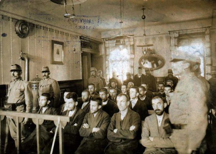 Soud se sarajevskými atentátníky, uprostřed sedí Gavrilo Princip.