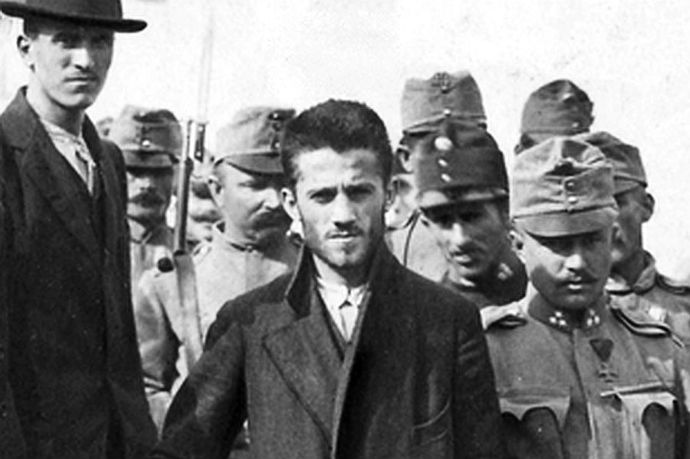 Stráž vede sarajevské atentátníky z vězení k soudu, uprostřed Gavrilo Princip.