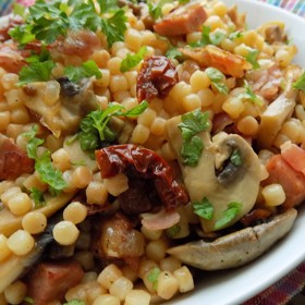 Tarhoňový salát je zajímavý, lehký a zdravý salát na letní dny.