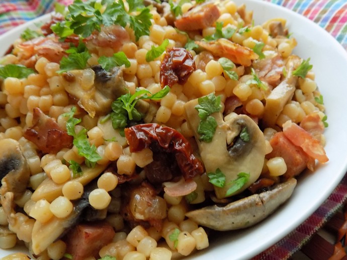 Tarhoňový salát je zajímavý, lehký a zdravý salát na letní dny.