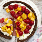 Lehký nepečený dort s mascarpone a ovocem vám zaručeně bude chutnat. Navíc není náročný na přípravu.