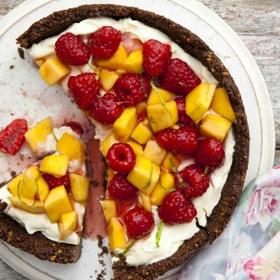 Lehký nepečený dort s mascarpone a ovocem vám zaručeně bude chutnat. Navíc není náročný na přípravu.