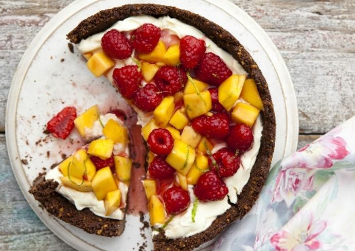 Lehký nepečený dort s mascarpone a ovocem vám zaručeně bude chutnat. Navíc není náročný na přípravu.