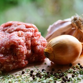 Tatarák je jednou z nejoblíbenějších pochoutek z kvalitního mletého masa.