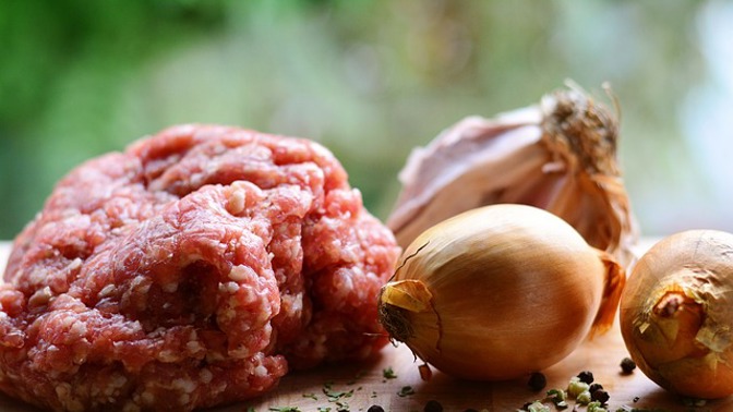 Tatarák je jednou z nejoblíbenějších pochoutek z kvalitního mletého masa.