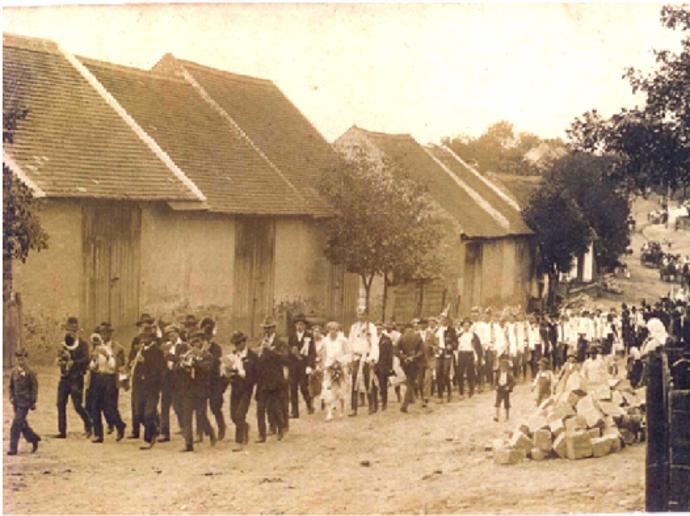 Svatební průvod se nic netuše vracel z kostela ve Velké Bíteši zpět domů do obce Hluboká.