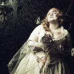 Nevěsta byla v nastalém zmatku omylem zasažena kulkou.