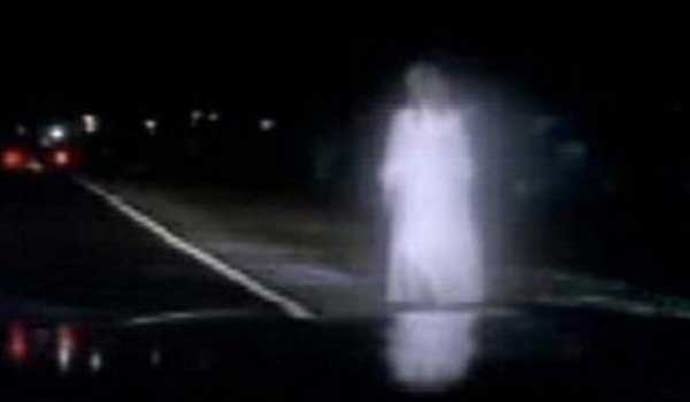 Podle očitých svědků se na dálnici u 9 křížů zjevuje přízrak ženy v bílém.