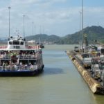 Vstup z karibské strany se nachází u města Colón, tichomořský je u Ciudad de Panamá.