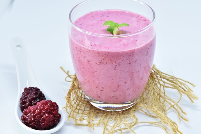 Vyzkoušejte ostružinový koktejl.