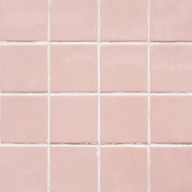 Černé spáry mezi dlaždicemi značí problém.