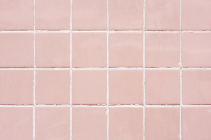 Černé spáry mezi dlaždicemi značí problém.