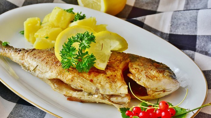 Ryby grilujte rovnou s citronem.