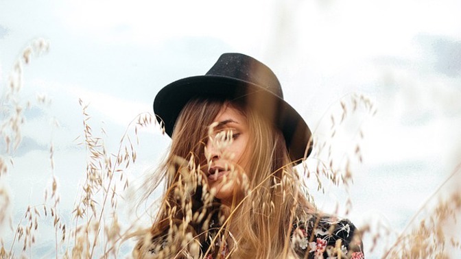 Klobouk je stylovou pokrývkou hlavy.