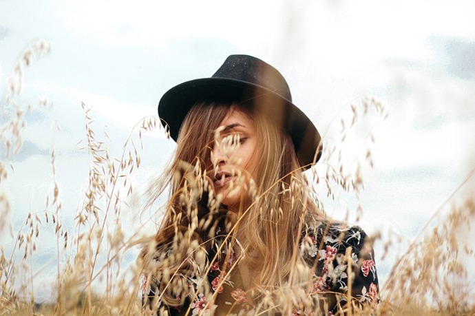 Klobouk je stylovou pokrývkou hlavy.