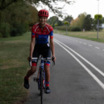 Jízda na kole ji baví.