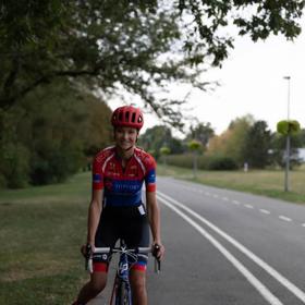 Jízda na kole ji baví.