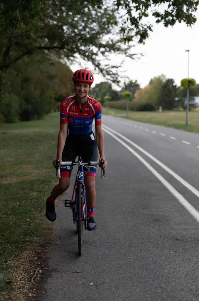 Jízda na kole ji baví.