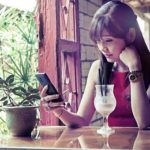 Mnoho lidí si krátí čas čekáním v kavárně na kamarádku brouzdáním po internetu a využívá tak volně přístupné Wi-Fi.