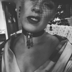 Proslavily jí až singly „Just Like A Pill“ a „Get The Party Started“.