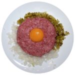 Tatarák z hovězího masa:
Suroviny:
600 g hovězí kýty
1 lžíce „sweet chilli“ omáčky
1 šalotka
1 lžíce dijonské hořčice
1 lžíce worcesterské omáčky
1 lžíce sójové omáčky „light“
špetka drceného kmínu
špetka sladké papriky
čerstvě mletý pepř
sůl
8 krajíců chleba
olej na smažení
(podle chuti česnek).
Postup:
Maso umeleme a smícháme s uvedenými ingrediencemi podle své chuti. Krajíce chleba opečeme z obou stran dozlatova. Můžeme je lehce potřít stroužkem česneku.