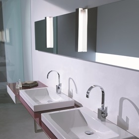 Dvě umyvadla jsou ideálním řešením ranních sporů.