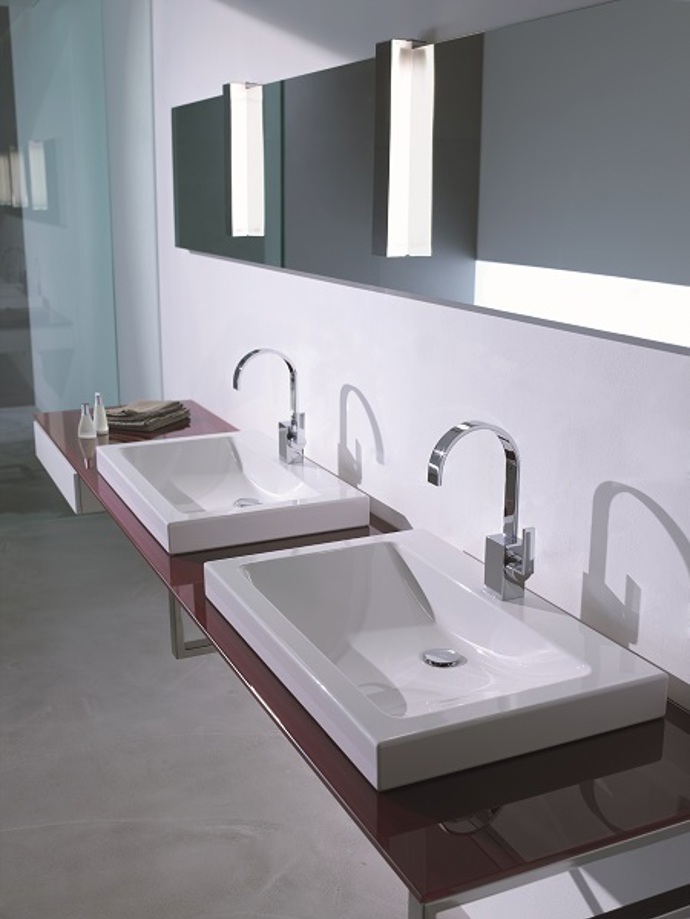 Dvě umyvadla jsou ideálním řešením ranních sporů.