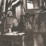 Masaryk podepisuje úřední listiny.