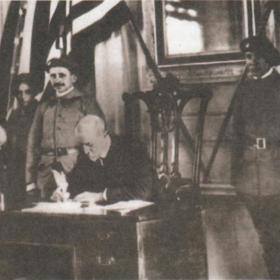 Masaryk podepisuje úřední listiny.