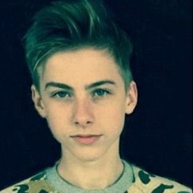 Syn Arthur tragicky zahynul v roce 2015 pádem z útesu.