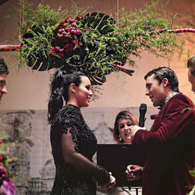 „Nyní už můj manžel poprvé navrhl, abych se vdávala v černé, když jsme se zasnoubili."