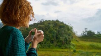 Venku se ochladilo, a tak horký zázvorový čaj přijde vhod.