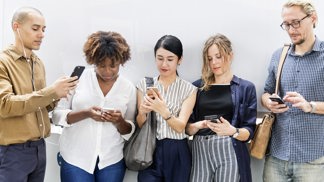 Stále častější obrázek skupinky přátel.