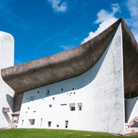 Kaple v Ronchamp (Notre Dame du Haut) byla dokončena v roce 1954 a je považována za jeden z nejdůležitějších a úspěšných příkladů náboženské moderní architektury 20. století.