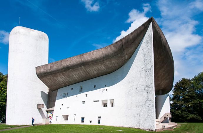 Kaple v Ronchamp (Notre Dame du Haut) byla dokončena v roce 1954 a je považována za jeden z nejdůležitějších a úspěšných příkladů náboženské moderní architektury 20. století.