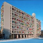 Myšlenkou Unité d’habitation nebylo nakupit buňky bytů na sebe, ale vytvořit soběstačné “město“ a k němu patřící funkce jako jsou nákupní ulice, školky, sportoviště, divadlo apod.