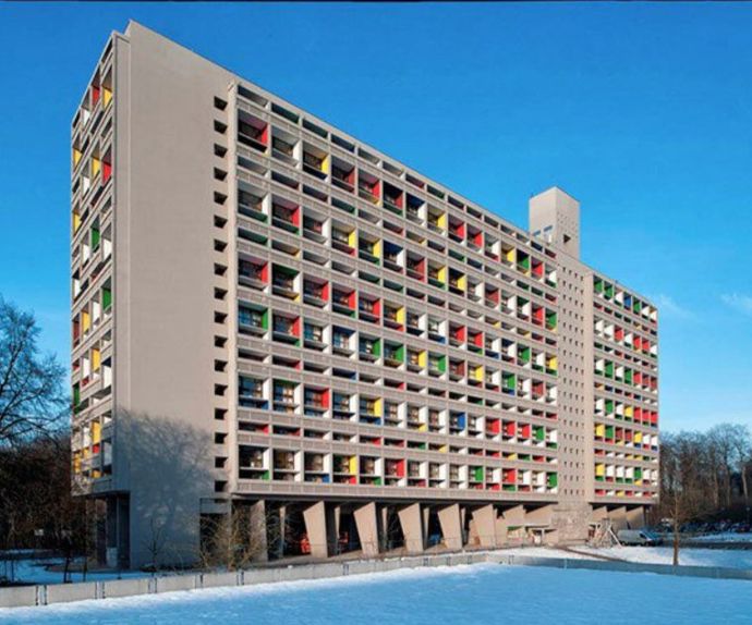 Myšlenkou Unité d’habitation nebylo nakupit buňky bytů na sebe, ale vytvořit soběstačné “město“ a k němu patřící funkce jako jsou nákupní ulice, školky, sportoviště, divadlo apod.